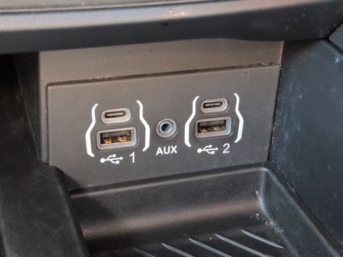 Used 2025 Chrysler Pacifica Limited FWD image 21