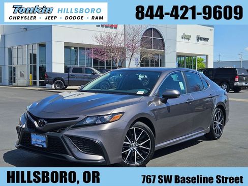Used 2024 Toyota Camry SE FWD image 1