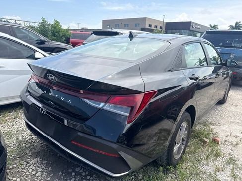 Used 2025 Hyundai Elantra SE FWD image 6