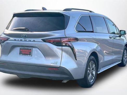 Used 2021 Toyota Sienna LE w/ LE Plus Package FWD image 13