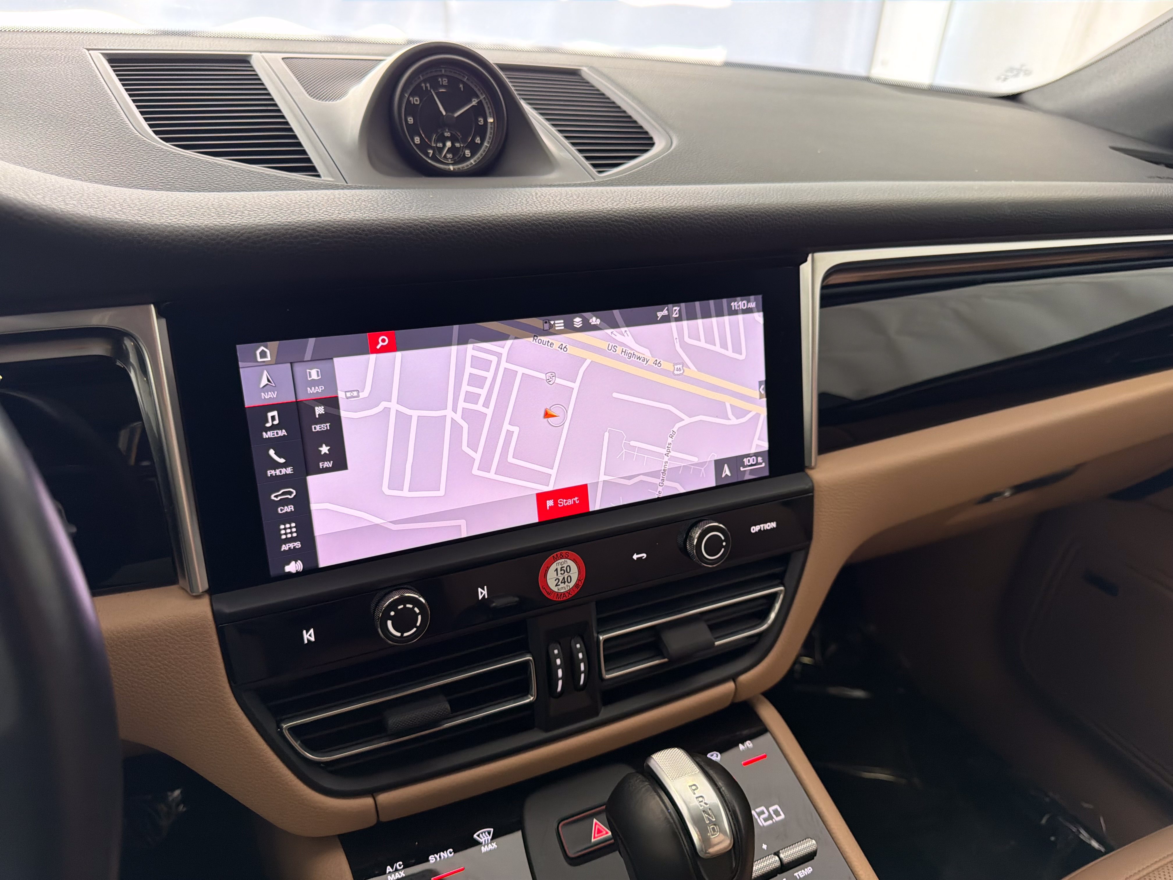 Certified 2024 Porsche Macan AWD/4WD image 23