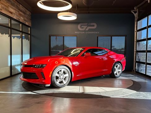 Used 2017 Chevrolet Camaro LT RWD image 7