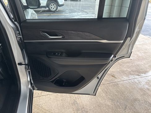 Used 2023 Jeep Grand Cherokee Limited image 24