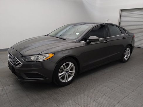 Used 2018 Ford Fusion SE w/ Fusion SE Technology Package FWD image 2