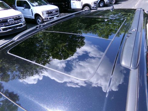 Used 2025 Chrysler Pacifica Limited FWD image 18