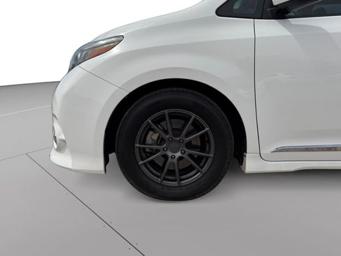 Used 2016 Toyota Sienna SE FWD image 9