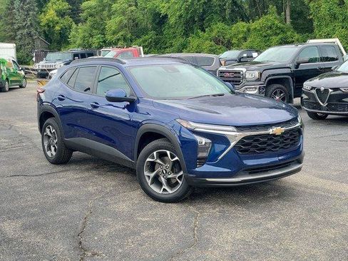 Used 2024 Chevrolet Trax LT w/ Sunroof Package FWD image 34