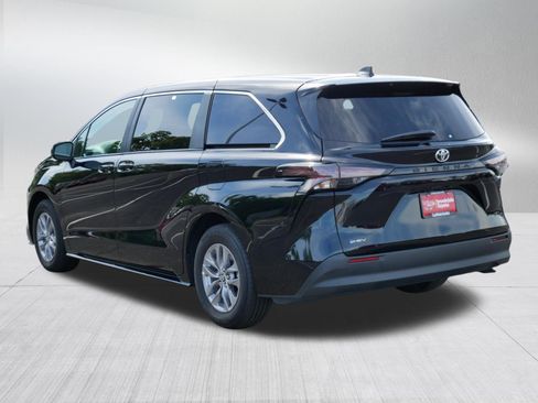 Certified 2026 Toyota Sienna LE FWD image 5