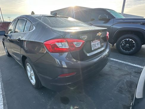 Used 2017 Chevrolet Cruze LT image 4