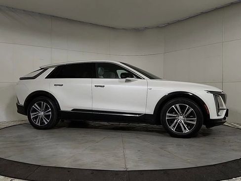 Used 2024 Cadillac Lyriq Luxury w/ LPO, Floor Liner Package RWD image 9