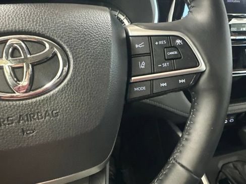 Used 2024 Toyota Highlander XLE AWD/4WD image 22