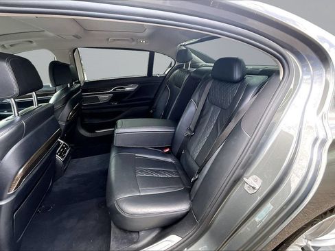 Used 2018 BMW 750i xDrive AWD/4WD image 17