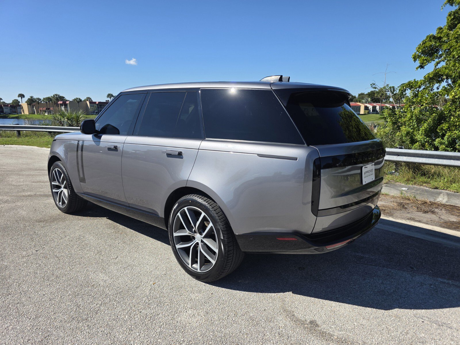Used 2024 Land Rover Range Rover SE AWD/4WD image 2