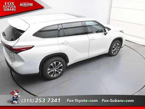 Used 2022 Toyota Highlander XLE AWD/4WD image 25
