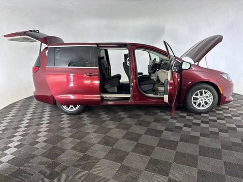 Used 2023 Chrysler Voyager LX FWD image 13