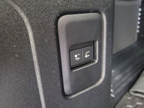 New 2024 Land Rover Defender 110 SE image 32