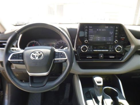 Used 2022 Toyota Highlander XLE AWD/4WD image 13