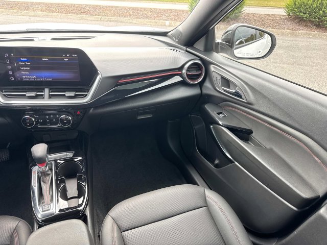 Used 2025 Chevrolet Trax RS w/ Sunroof Package FWD image 20
