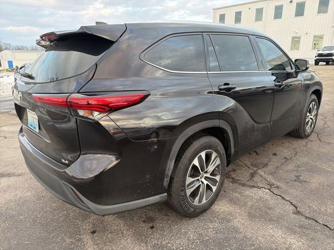 Used 2021 Toyota Highlander XLE image 3