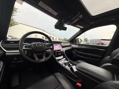 Used 2022 Jeep Grand Cherokee Overland w/ Adv Protech Group III AWD/4WD image 17