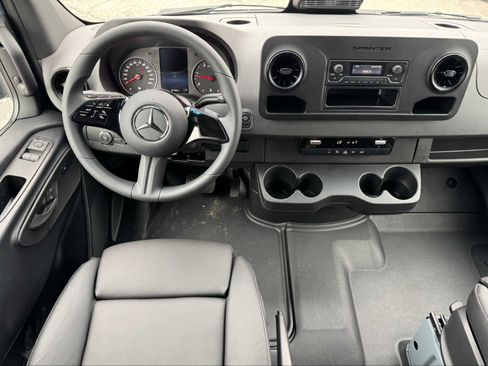 Used 2025 Mercedes-Benz Sprinter 2500 image 15