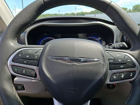 Used 2024 Chrysler Pacifica Touring-L FWD image 14