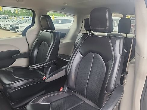 Used 2022 Chrysler Pacifica Touring-L w/ Uconnect Theater Family Group FWD image 37