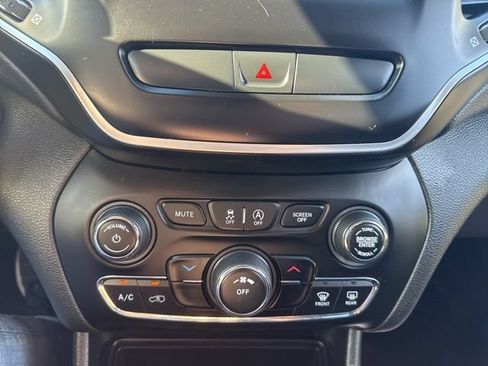 Used 2019 Jeep Cherokee Latitude w/ Cold Weather Group AWD/4WD image 18