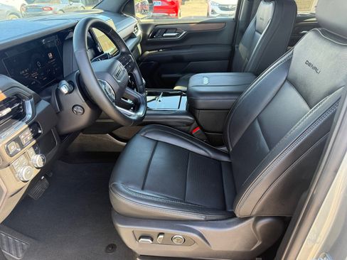 Used 2025 GMC Yukon XL Denali AWD/4WD image 11