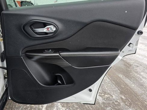 Used 2014 Jeep Cherokee Sport image 23