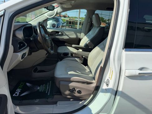Used 2019 Chrysler Pacifica Touring-L FWD image 19