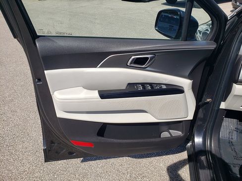 Used 2022 Kia Carnival LX FWD image 10