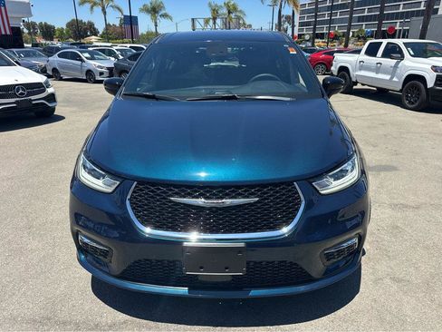 Used 2025 Chrysler Pacifica Select FWD image 2