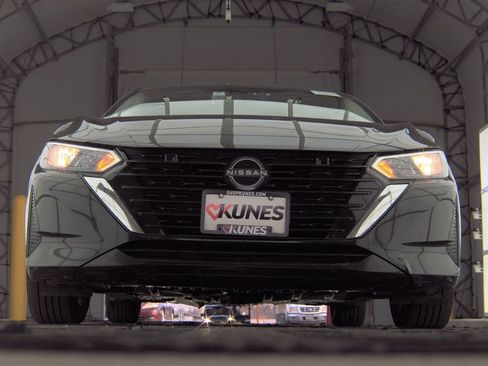 Used 2024 Nissan Sentra SV image 3