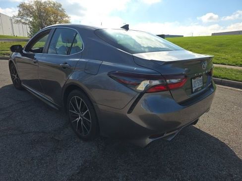 Used 2021 Toyota Camry SE w/ Convenience Package image 4