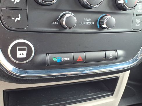 Used 2019 Dodge Grand Caravan SXT FWD image 18
