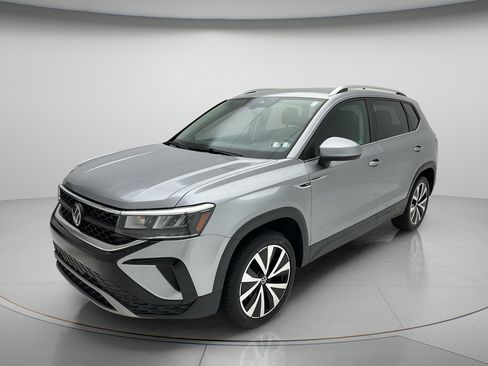 Used 2023 Volkswagen Taos SE FWD image 3
