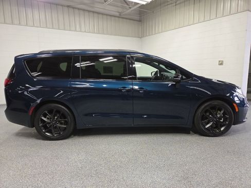 Used 2025 Chrysler Pacifica Limited FWD image 8