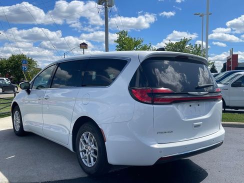 Used 2023 Chrysler Pacifica Touring-L FWD image 5