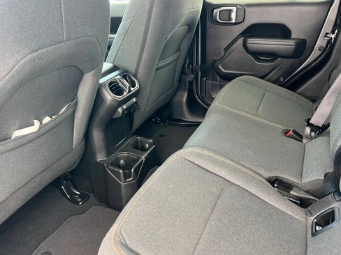 Used 2024 Jeep Gladiator Sport AWD/4WD image 9