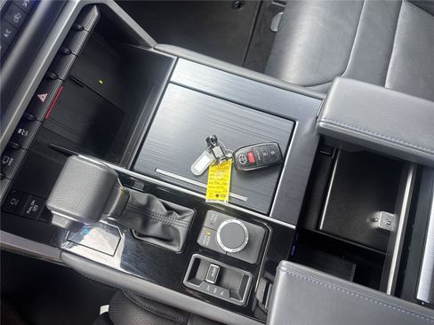 Used 2024 Toyota Tundra Platinum AWD/4WD image 29