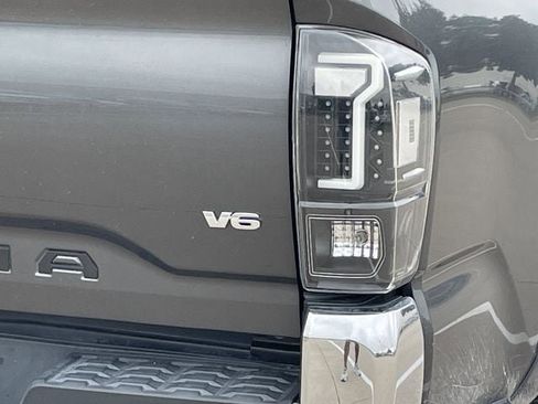 Used 2018 Toyota Tacoma SR5 RWD image 6