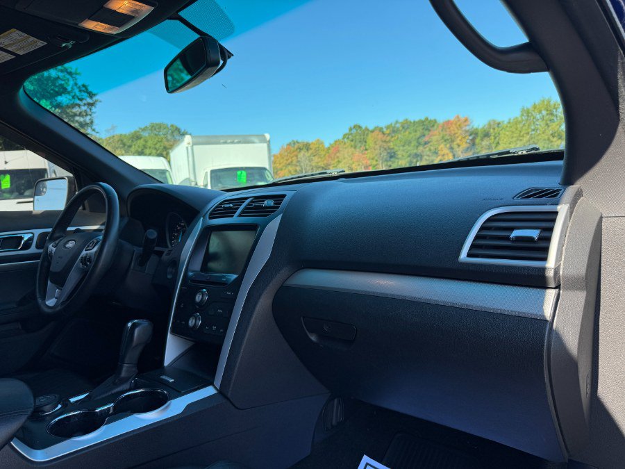 Used 2015 Ford Explorer XLT w/ Equipment Group 202B AWD/4WD image 19
