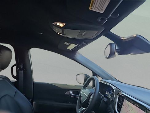 Used 2026 Chrysler Pacifica Select image 36