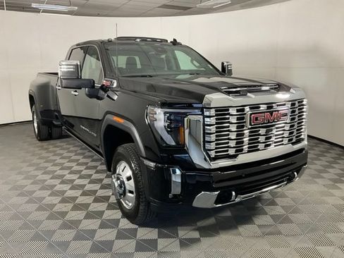 Used 2025 GMC Sierra 3500 Denali w/ Denali Reserve Package AWD/4WD image 3