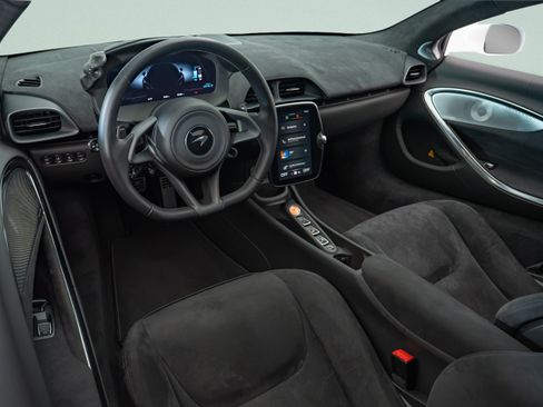 Used 2025 McLaren Artura RWD image 13