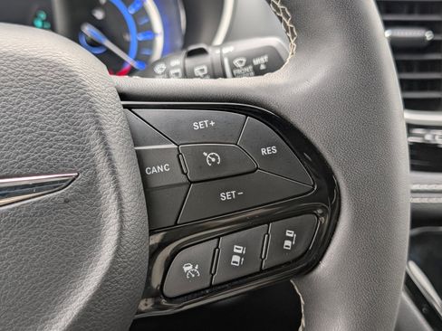 Used 2024 Chrysler Pacifica Select image 28