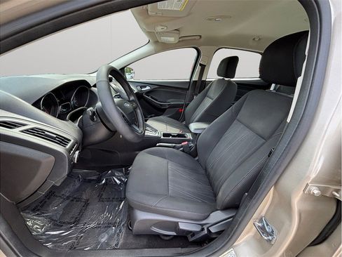 Used 2017 Ford Focus SE FWD image 2