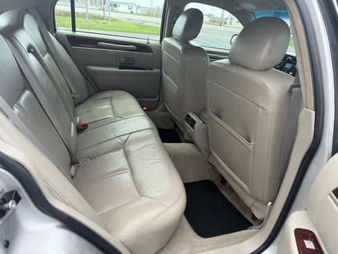 Used 2010 Lincoln Town Car Signature Limited image 5