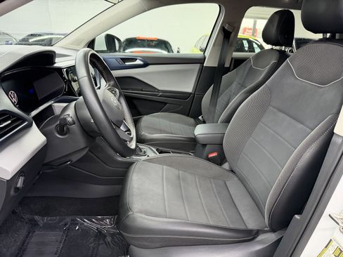 Used 2023 Volkswagen Taos SE w/ Panoramic Sunroof Package image 20